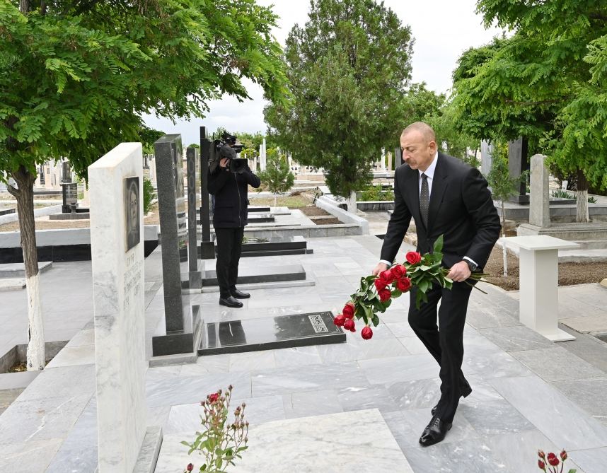 Prezident İlham Əliyev Naxçıvan şəhər qəbiristanlığında Vətən müharibəsi şəhidlərinin məzarlarını ziyarət edib (FOTO)