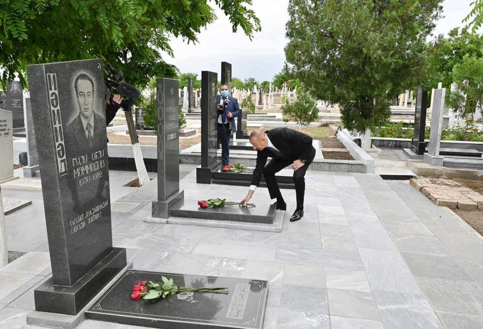 Prezident İlham Əliyev Naxçıvan şəhər qəbiristanlığında Vətən müharibəsi şəhidlərinin məzarlarını ziyarət edib (FOTO)