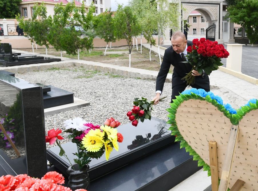 Prezident İlham Əliyev Naxçıvan şəhər qəbiristanlığında Vətən müharibəsi şəhidlərinin məzarlarını ziyarət edib (FOTO)