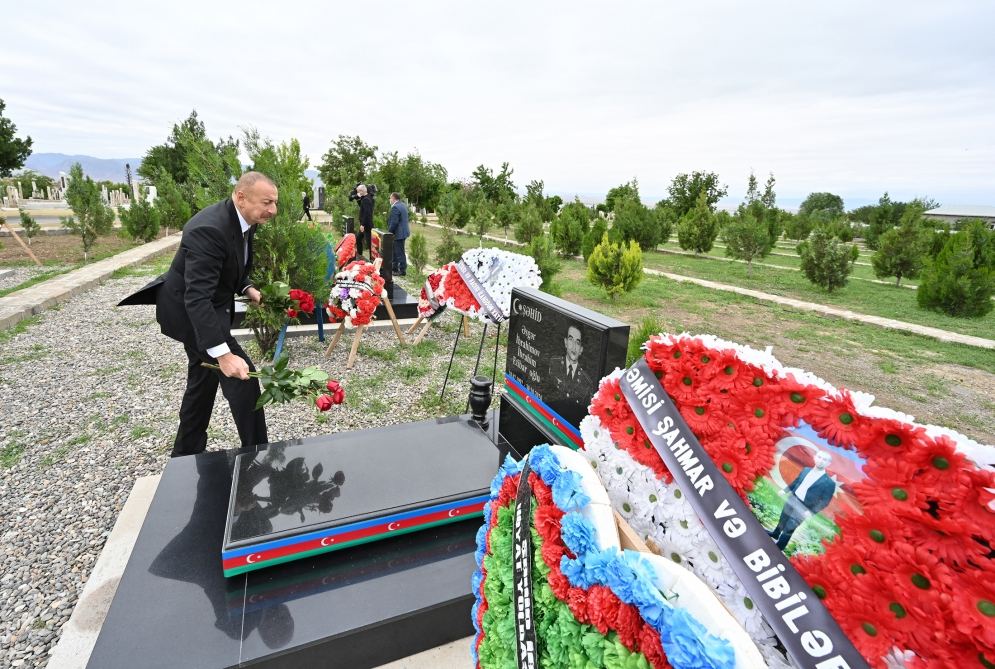 Prezident İlham Əliyev Naxçıvan şəhər qəbiristanlığında Vətən müharibəsi şəhidlərinin məzarlarını ziyarət edib (FOTO)