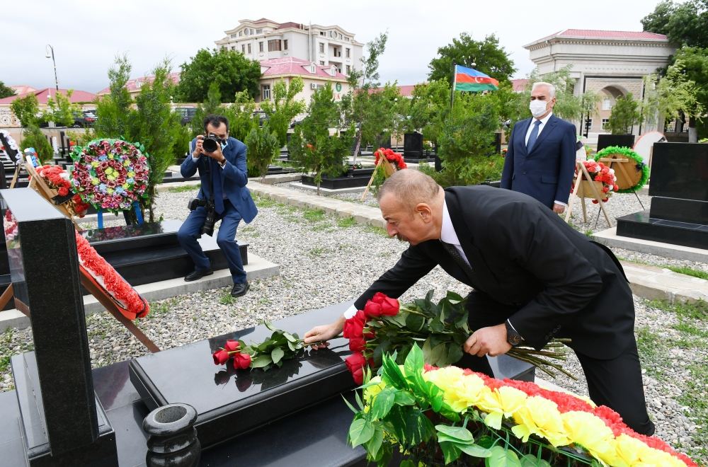 Prezident İlham Əliyev Naxçıvan şəhər qəbiristanlığında Vətən müharibəsi şəhidlərinin məzarlarını ziyarət edib (FOTO)