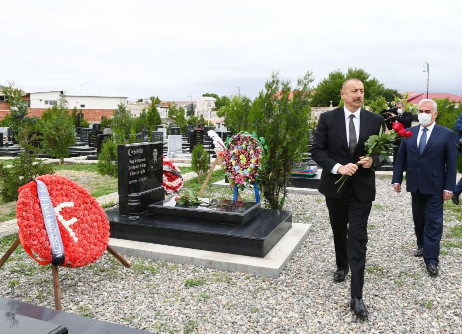 Prezident İlham Əliyev Naxçıvan şəhər qəbiristanlığında Vətən müharibəsi şəhidlərinin məzarlarını ziyarət edib (FOTO)