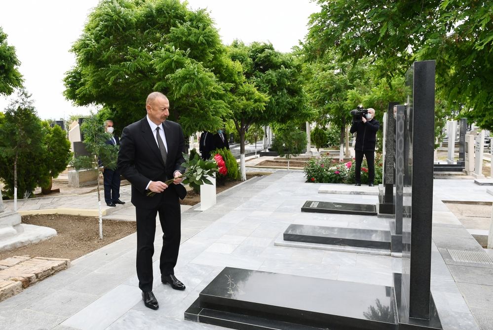 Prezident İlham Əliyev Naxçıvan şəhər qəbiristanlığında Vətən müharibəsi şəhidlərinin məzarlarını ziyarət edib (FOTO)