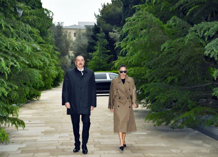 Prezident İlham Əliyev və birinci xanım Mehriban Əliyeva ulu öndər Heydər Əliyevin məzarını ziyarət ediblər (FOTO/VİDEO)