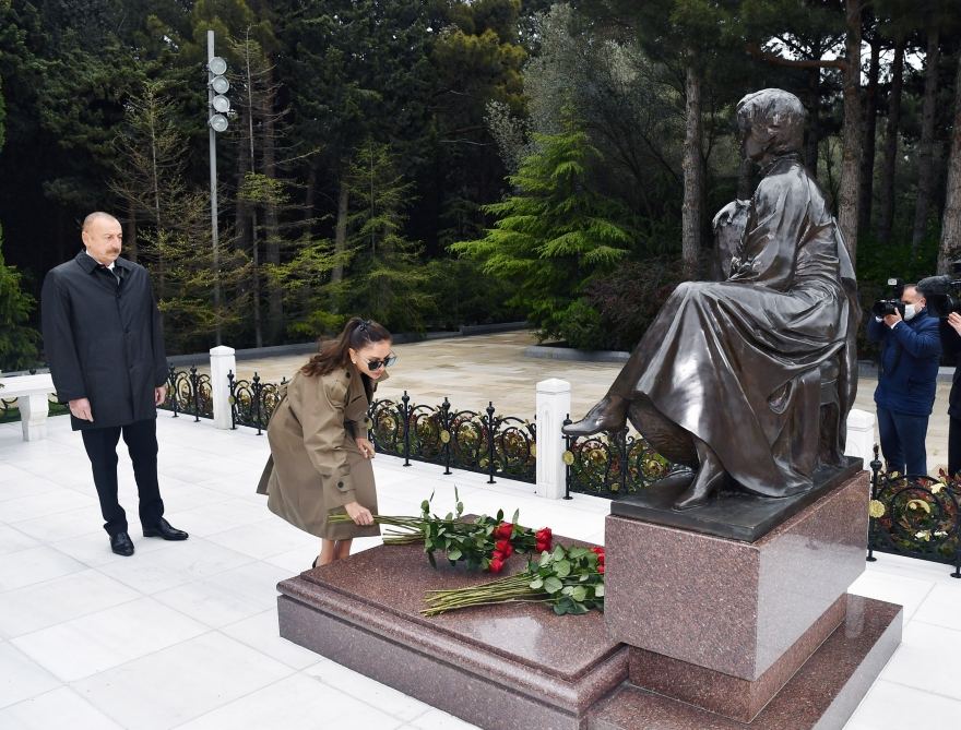 Prezident İlham Əliyev və birinci xanım Mehriban Əliyeva ulu öndər Heydər Əliyevin məzarını ziyarət ediblər (FOTO/VİDEO)