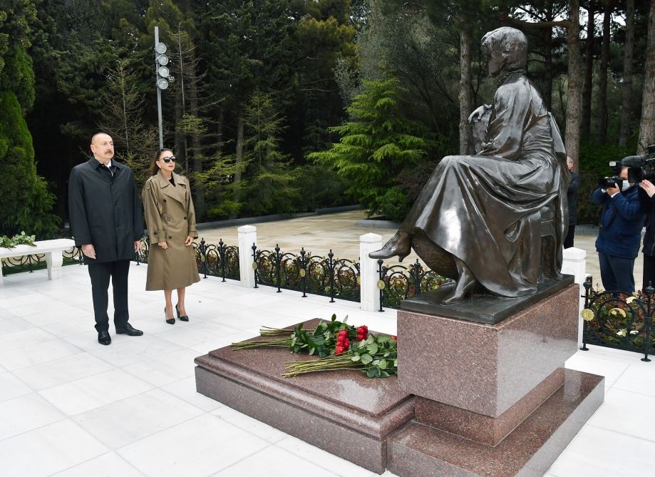 Prezident İlham Əliyev və birinci xanım Mehriban Əliyeva ulu öndər Heydər Əliyevin məzarını ziyarət ediblər (FOTO/VİDEO)