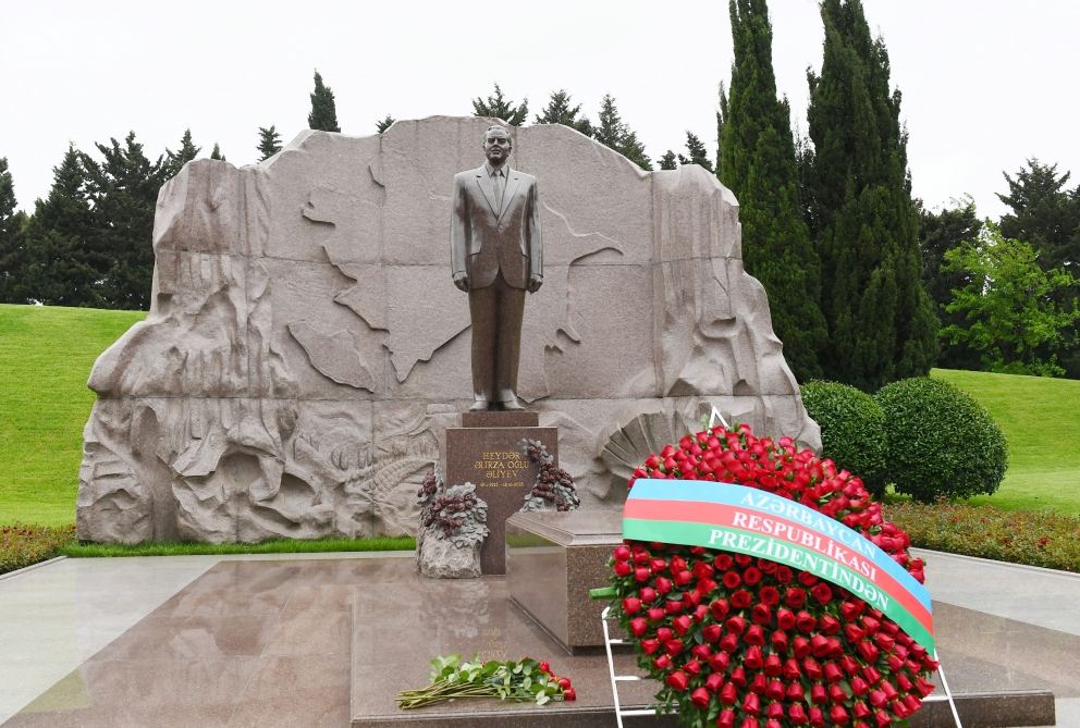 Prezident İlham Əliyev və birinci xanım Mehriban Əliyeva ulu öndər Heydər Əliyevin məzarını ziyarət ediblər (FOTO/VİDEO)