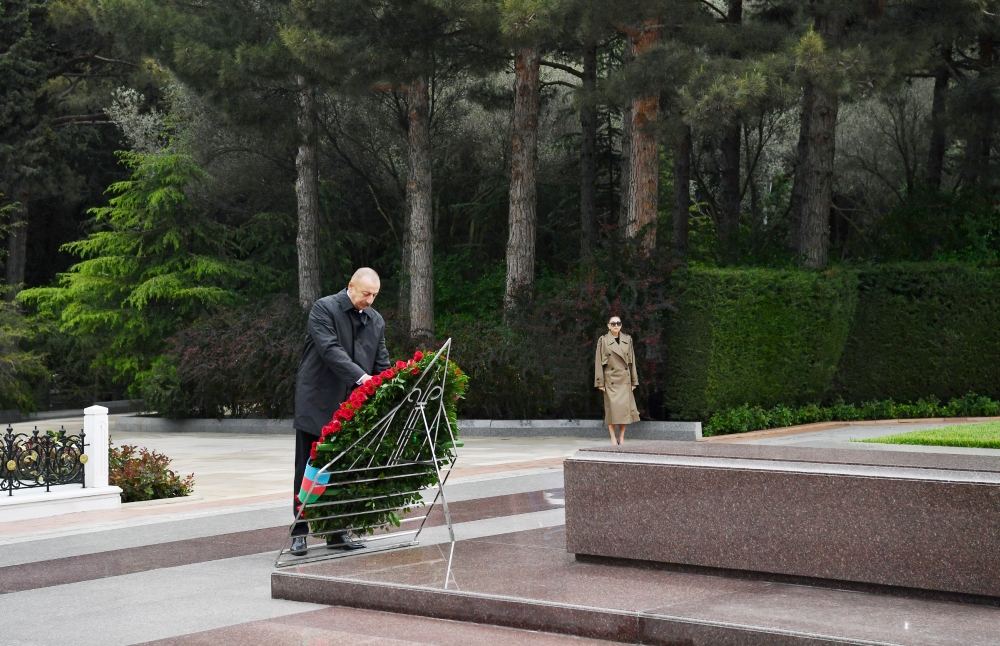 Prezident İlham Əliyev və birinci xanım Mehriban Əliyeva ulu öndər Heydər Əliyevin məzarını ziyarət ediblər (FOTO/VİDEO)