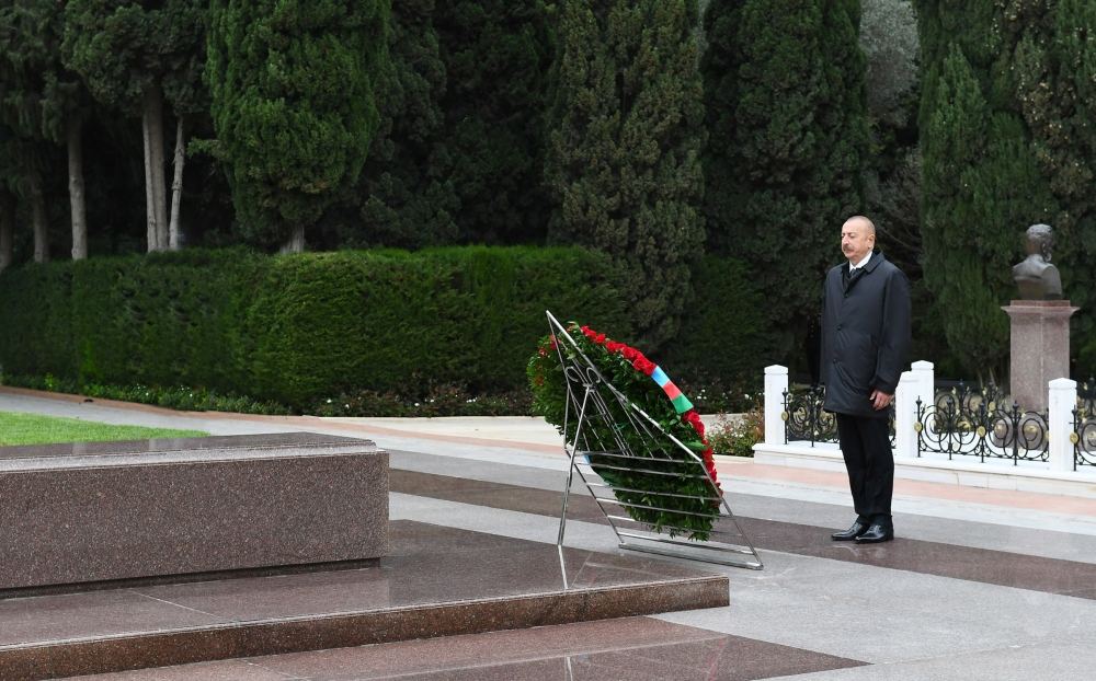 Prezident İlham Əliyev və birinci xanım Mehriban Əliyeva ulu öndər Heydər Əliyevin məzarını ziyarət ediblər (FOTO/VİDEO)