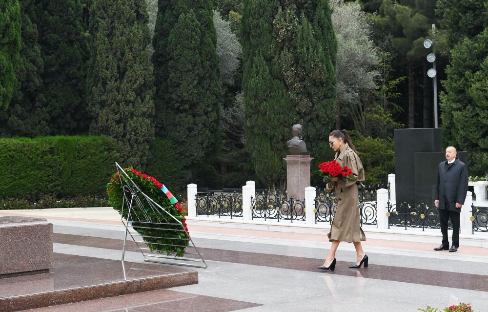 Prezident İlham Əliyev və birinci xanım Mehriban Əliyeva ulu öndər Heydər Əliyevin məzarını ziyarət ediblər (FOTO/VİDEO)