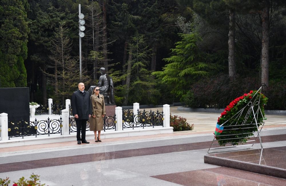 Prezident İlham Əliyev və birinci xanım Mehriban Əliyeva ulu öndər Heydər Əliyevin məzarını ziyarət ediblər (FOTO/VİDEO)