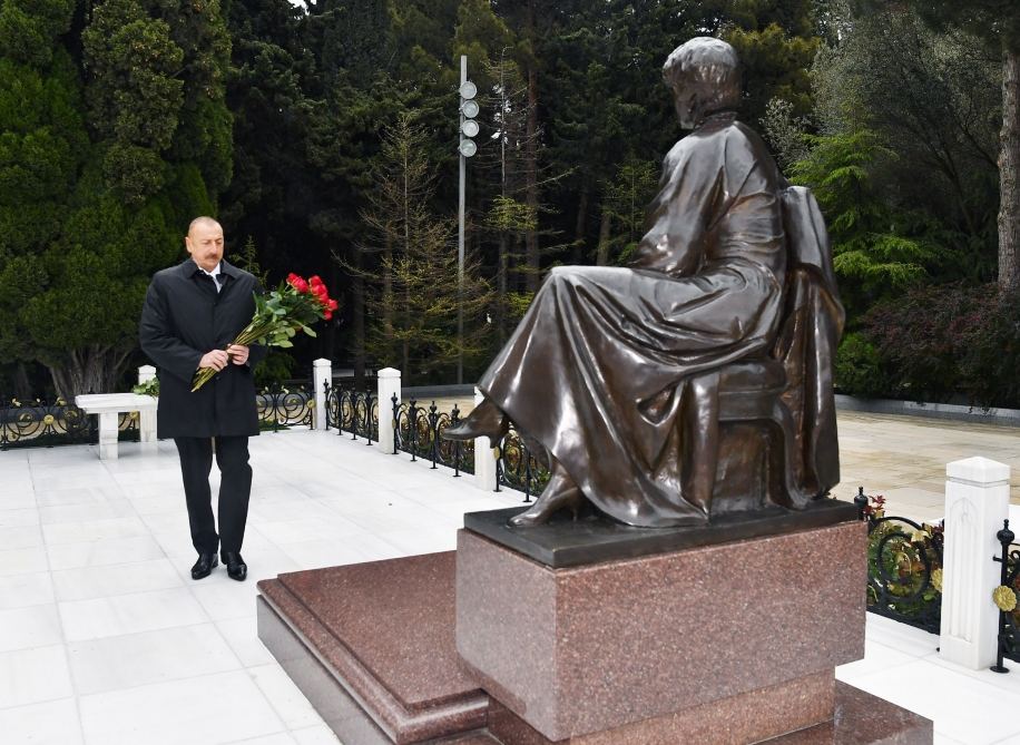 Prezident İlham Əliyev və birinci xanım Mehriban Əliyeva ulu öndər Heydər Əliyevin məzarını ziyarət ediblər (FOTO/VİDEO)