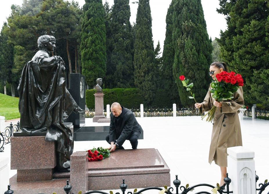 Prezident İlham Əliyev və birinci xanım Mehriban Əliyeva ulu öndər Heydər Əliyevin məzarını ziyarət ediblər (FOTO/VİDEO)