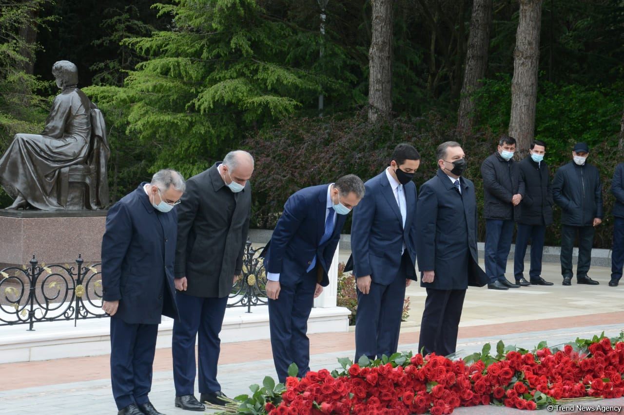 Ölkə ictimaiyyəti Ulu Öndər Heydər Əliyevin məzarını ziyarət edir (FOTO)