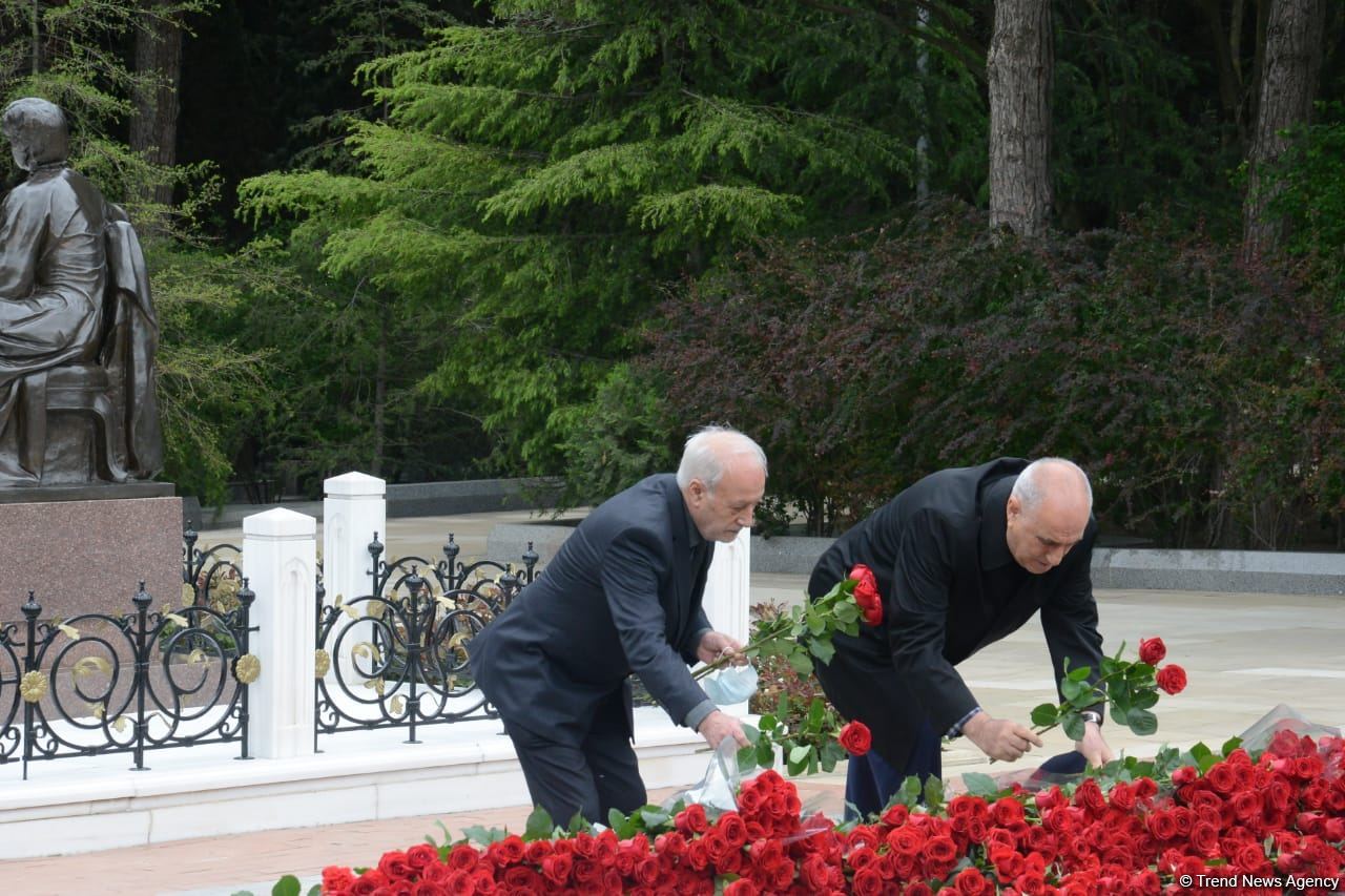 Ölkə ictimaiyyəti Ulu Öndər Heydər Əliyevin məzarını ziyarət edir (FOTO)