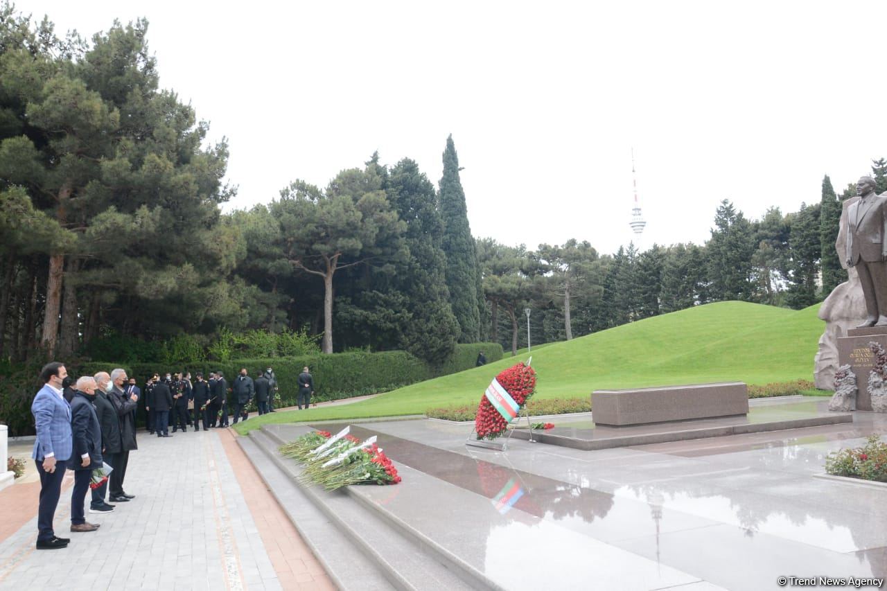 Ölkə ictimaiyyəti Ulu Öndər Heydər Əliyevin məzarını ziyarət edir (FOTO)