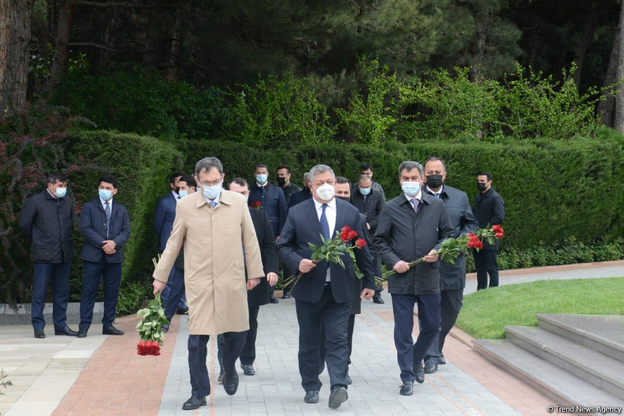 Ölkə ictimaiyyəti Ulu Öndər Heydər Əliyevin məzarını ziyarət edir (FOTO)