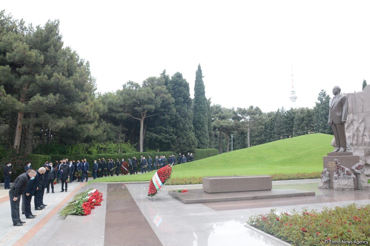 Ölkə ictimaiyyəti Ulu Öndər Heydər Əliyevin məzarını ziyarət edir (FOTO)