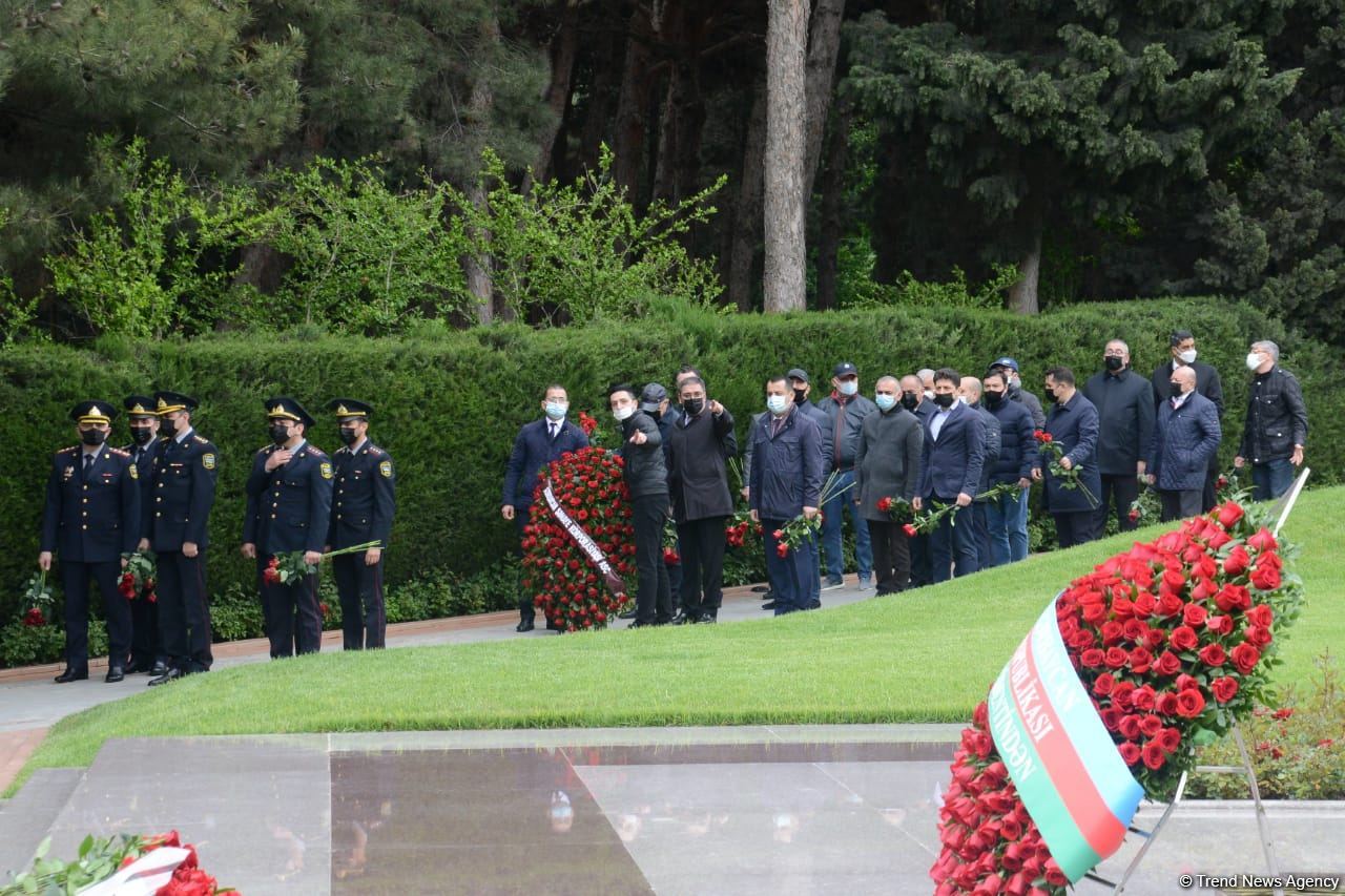 Ölkə ictimaiyyəti Ulu Öndər Heydər Əliyevin məzarını ziyarət edir (FOTO)