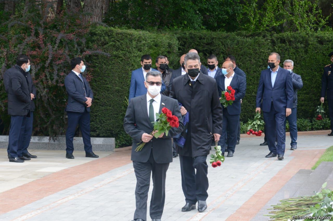 Ölkə ictimaiyyəti Ulu Öndər Heydər Əliyevin məzarını ziyarət edir (FOTO)