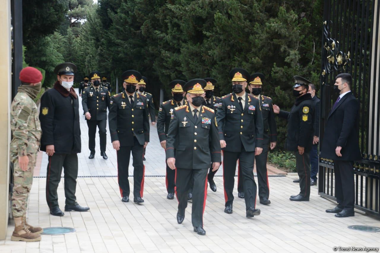 Ölkə ictimaiyyəti Ulu Öndər Heydər Əliyevin məzarını ziyarət edir (FOTO)