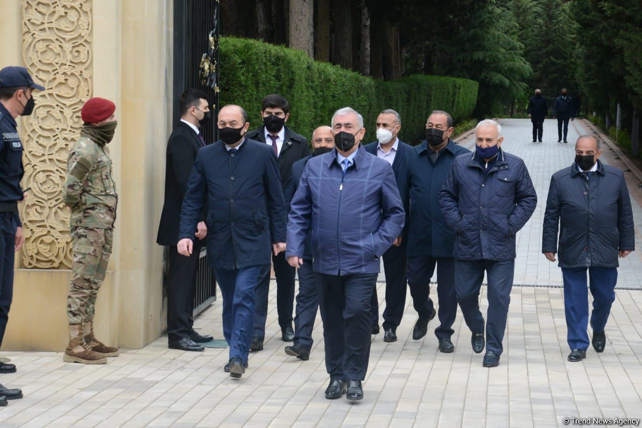 Ölkə ictimaiyyəti Ulu Öndər Heydər Əliyevin məzarını ziyarət edir (FOTO)
