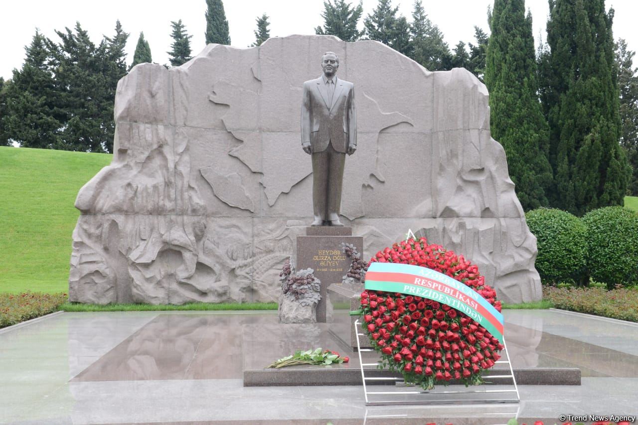Ölkə ictimaiyyəti Ulu Öndər Heydər Əliyevin məzarını ziyarət edir (FOTO)
