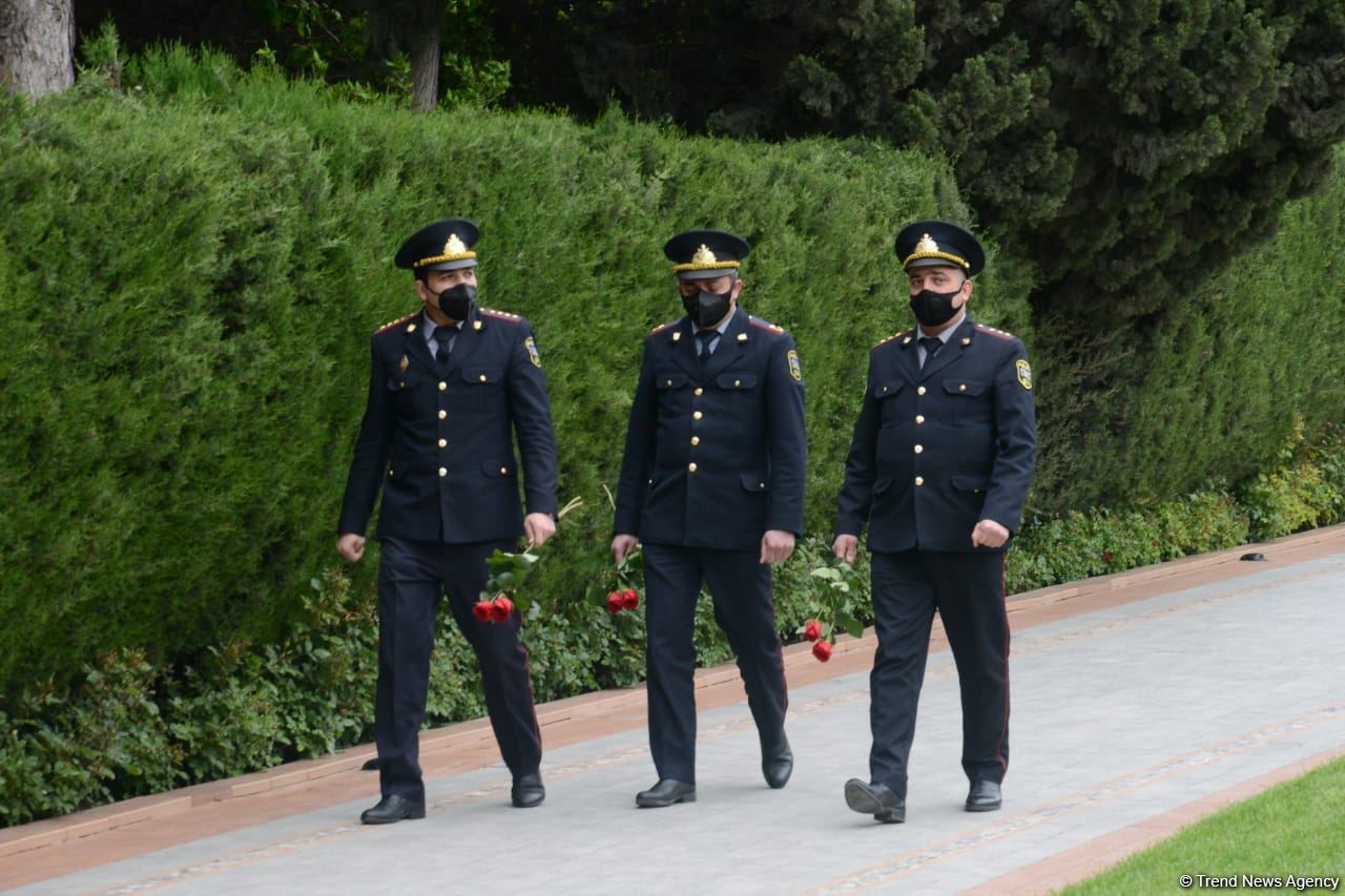 Ölkə ictimaiyyəti Ulu Öndər Heydər Əliyevin məzarını ziyarət edir (FOTO)