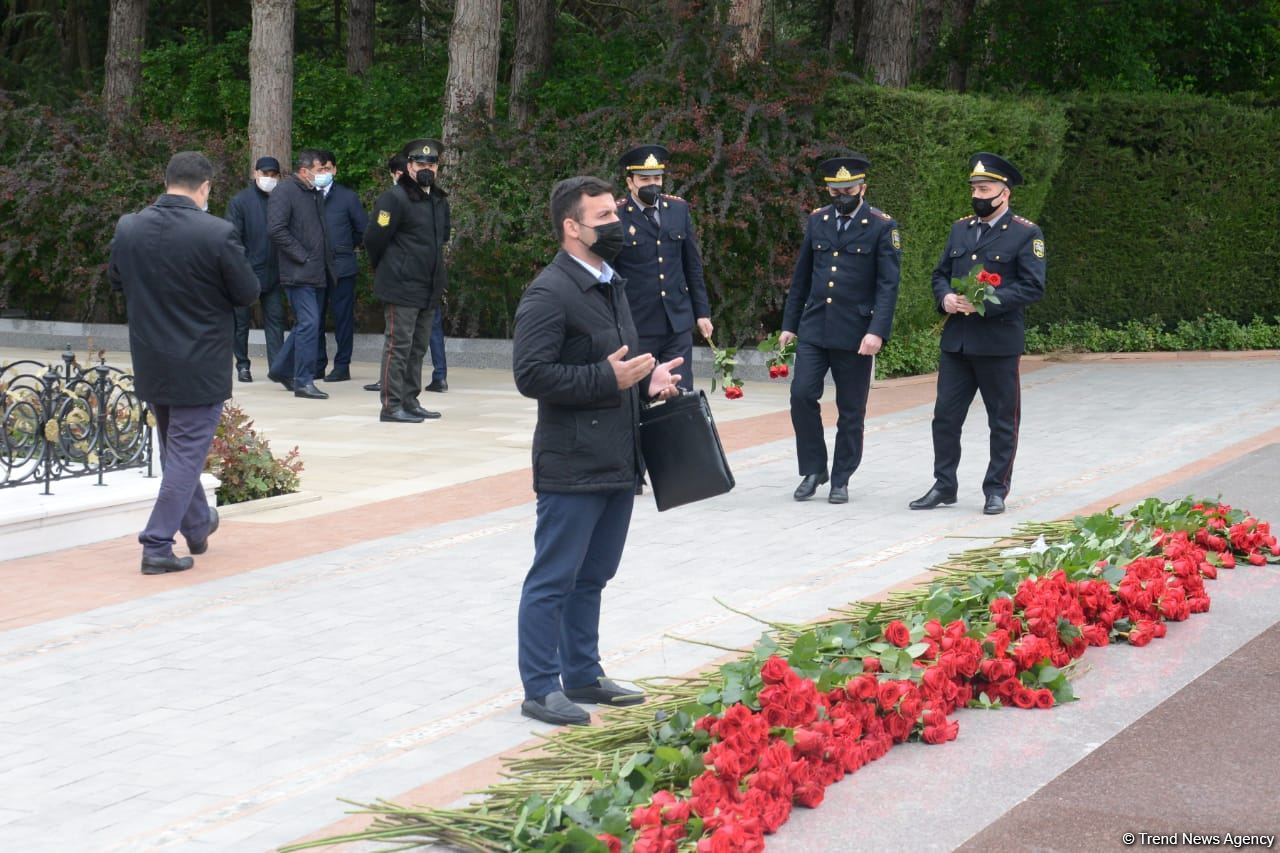Ölkə ictimaiyyəti Ulu Öndər Heydər Əliyevin məzarını ziyarət edir (FOTO)