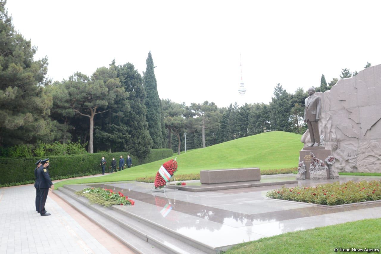 Ölkə ictimaiyyəti Ulu Öndər Heydər Əliyevin məzarını ziyarət edir (FOTO)