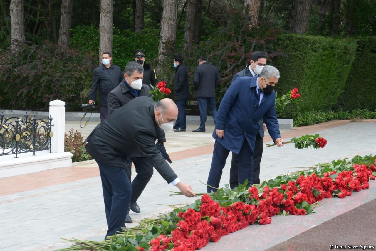 Ölkə ictimaiyyəti Ulu Öndər Heydər Əliyevin məzarını ziyarət edir (FOTO)