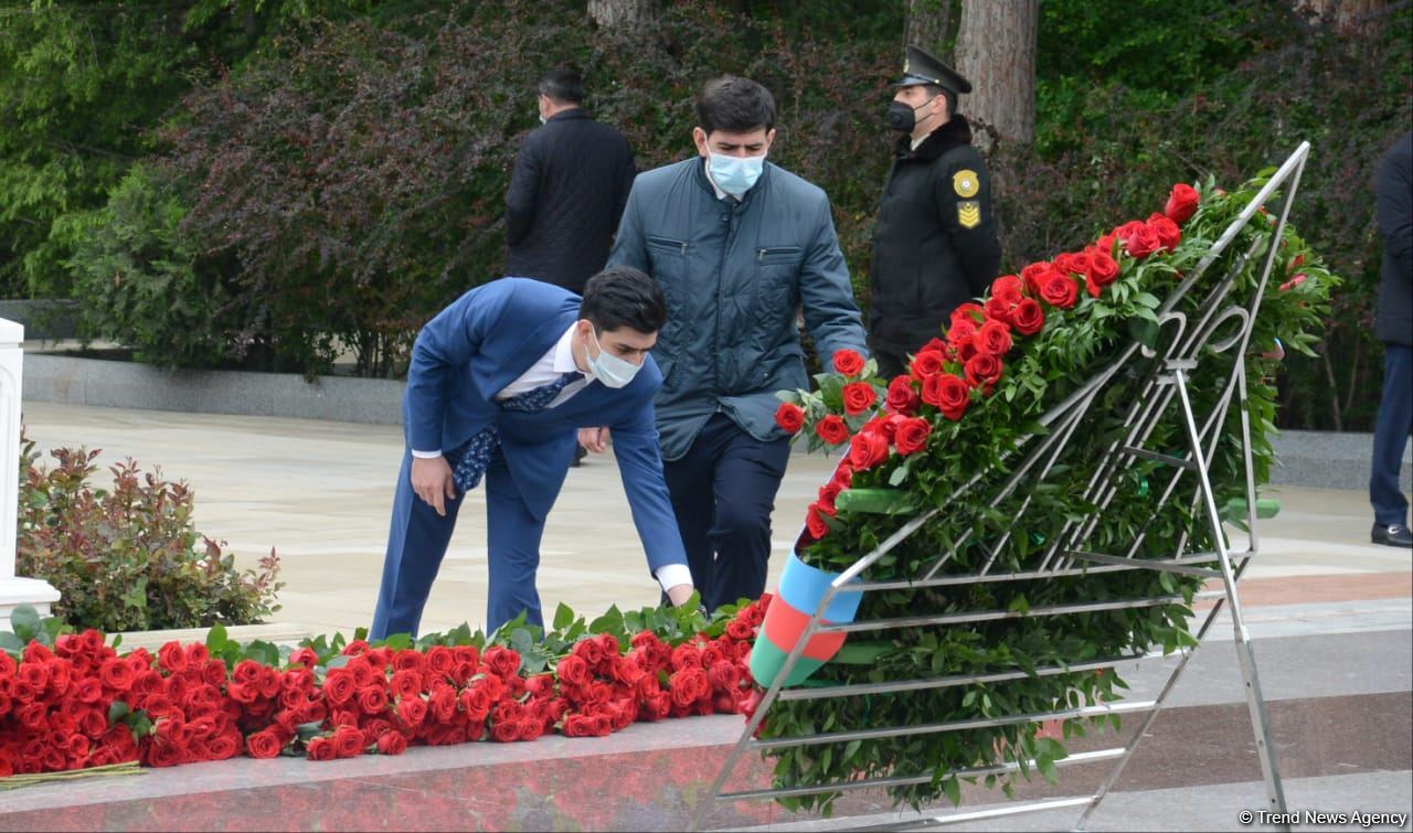 Ölkə ictimaiyyəti Ulu Öndər Heydər Əliyevin məzarını ziyarət edir (FOTO)