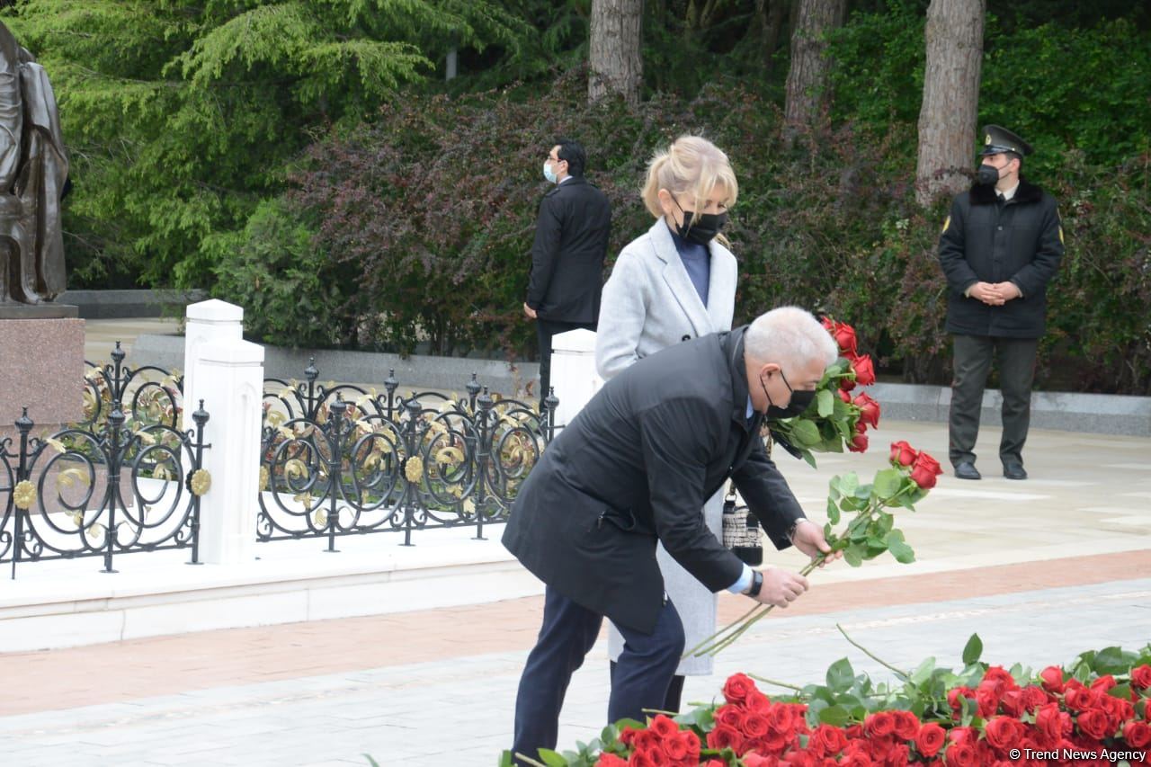 Ölkə ictimaiyyəti Ulu Öndər Heydər Əliyevin məzarını ziyarət edir (FOTO)