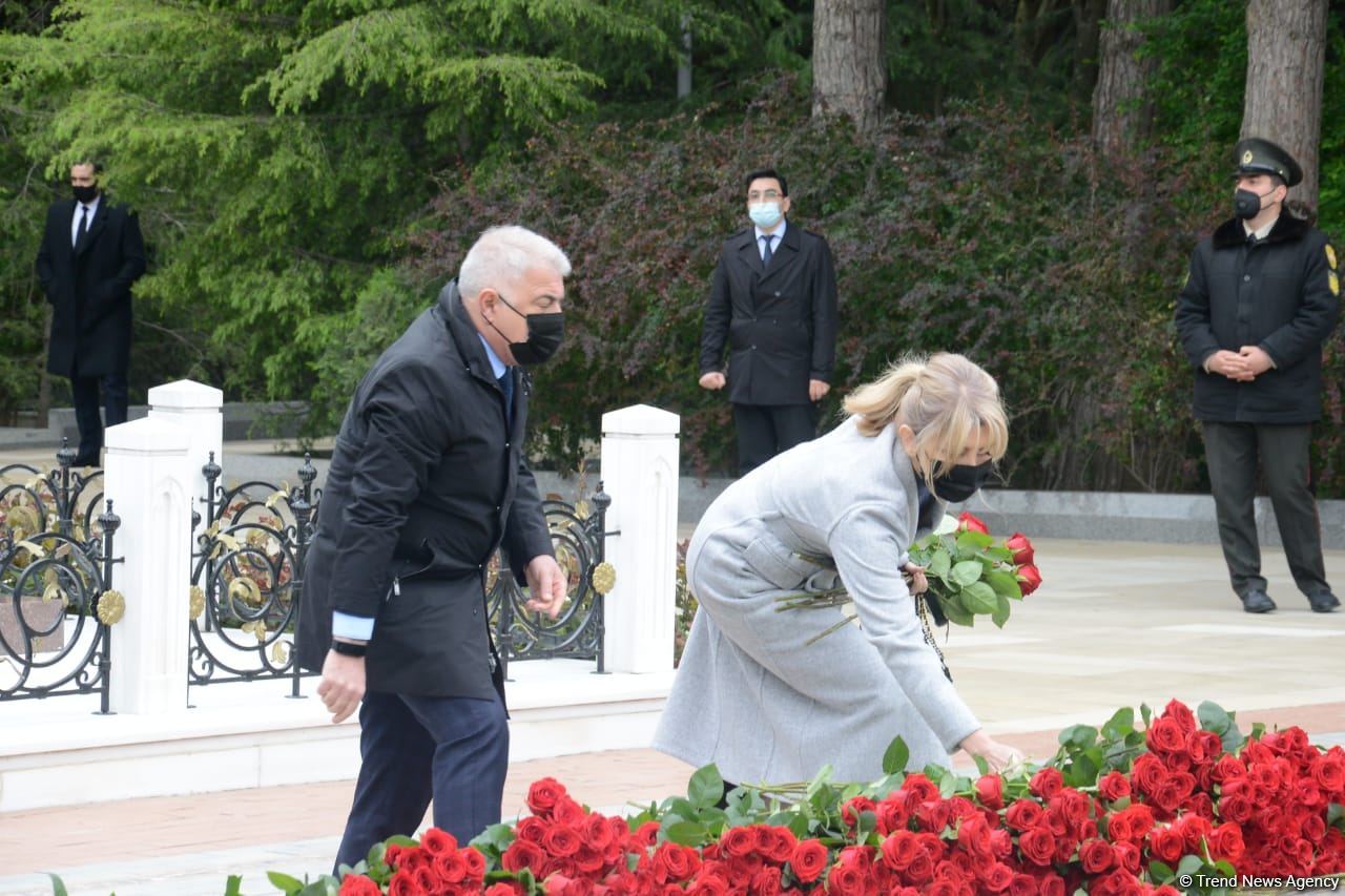 Ölkə ictimaiyyəti Ulu Öndər Heydər Əliyevin məzarını ziyarət edir (FOTO)
