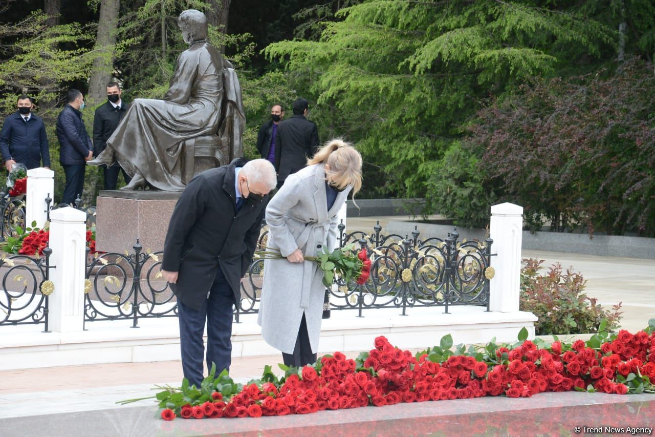 Ölkə ictimaiyyəti Ulu Öndər Heydər Əliyevin məzarını ziyarət edir (FOTO)