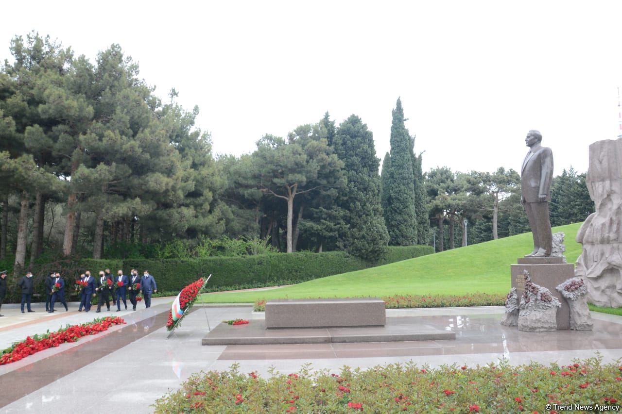 Ölkə ictimaiyyəti Ulu Öndər Heydər Əliyevin məzarını ziyarət edir (FOTO)