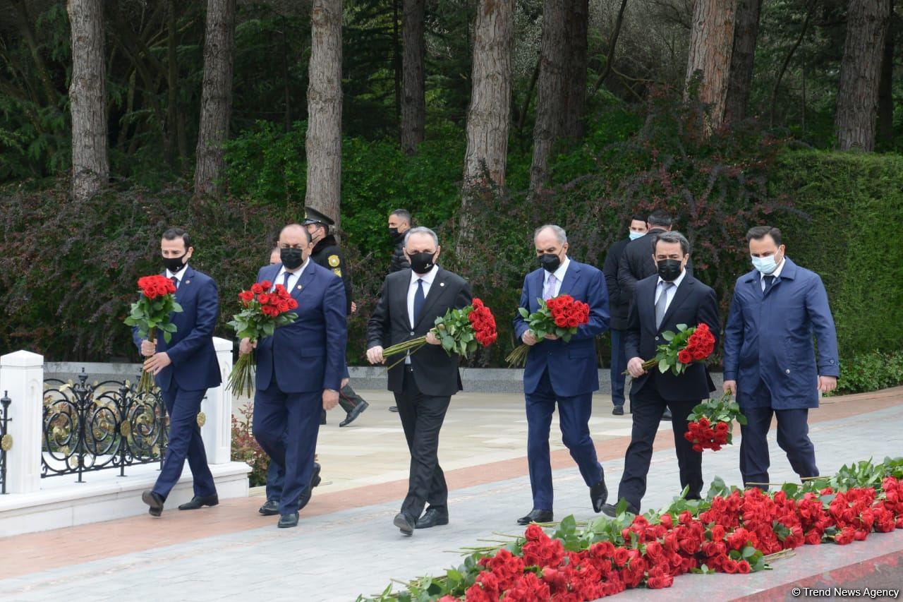 Ölkə ictimaiyyəti Ulu Öndər Heydər Əliyevin məzarını ziyarət edir (FOTO)