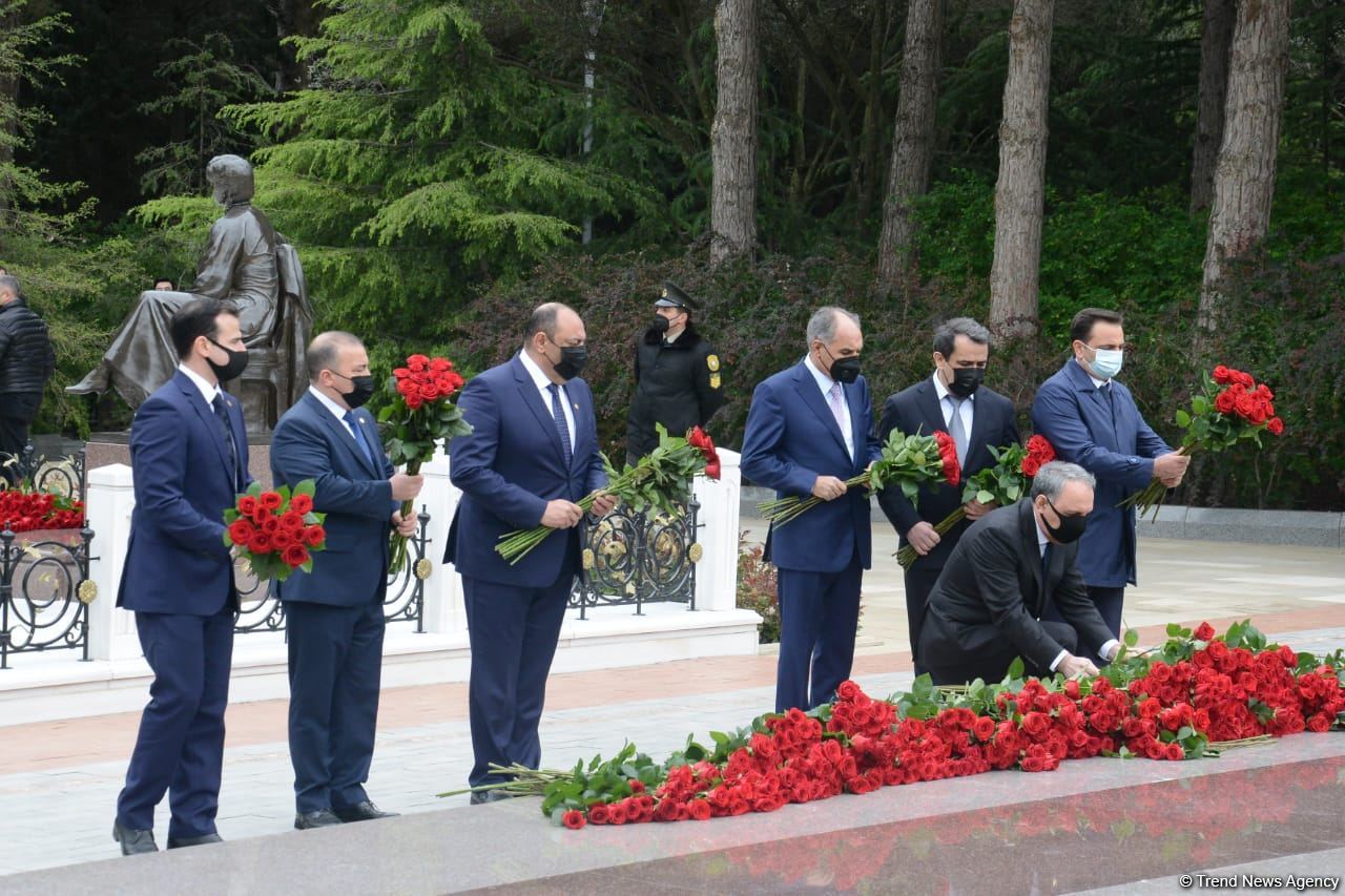 Ölkə ictimaiyyəti Ulu Öndər Heydər Əliyevin məzarını ziyarət edir (FOTO)