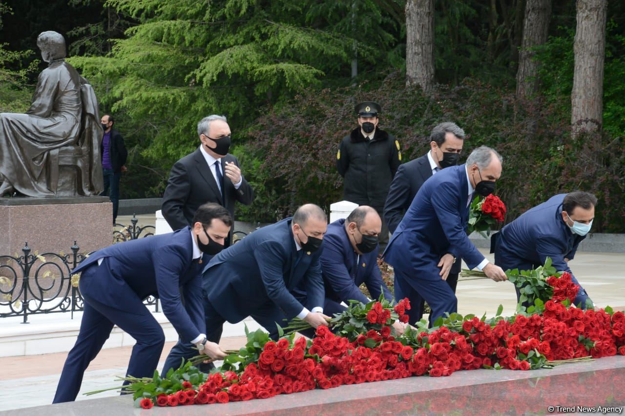 Ölkə ictimaiyyəti Ulu Öndər Heydər Əliyevin məzarını ziyarət edir (FOTO)
