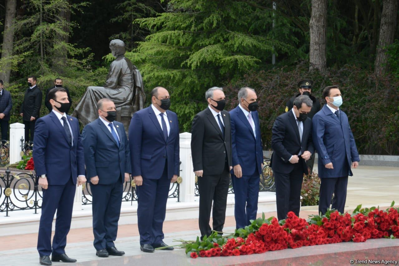 Ölkə ictimaiyyəti Ulu Öndər Heydər Əliyevin məzarını ziyarət edir (FOTO)