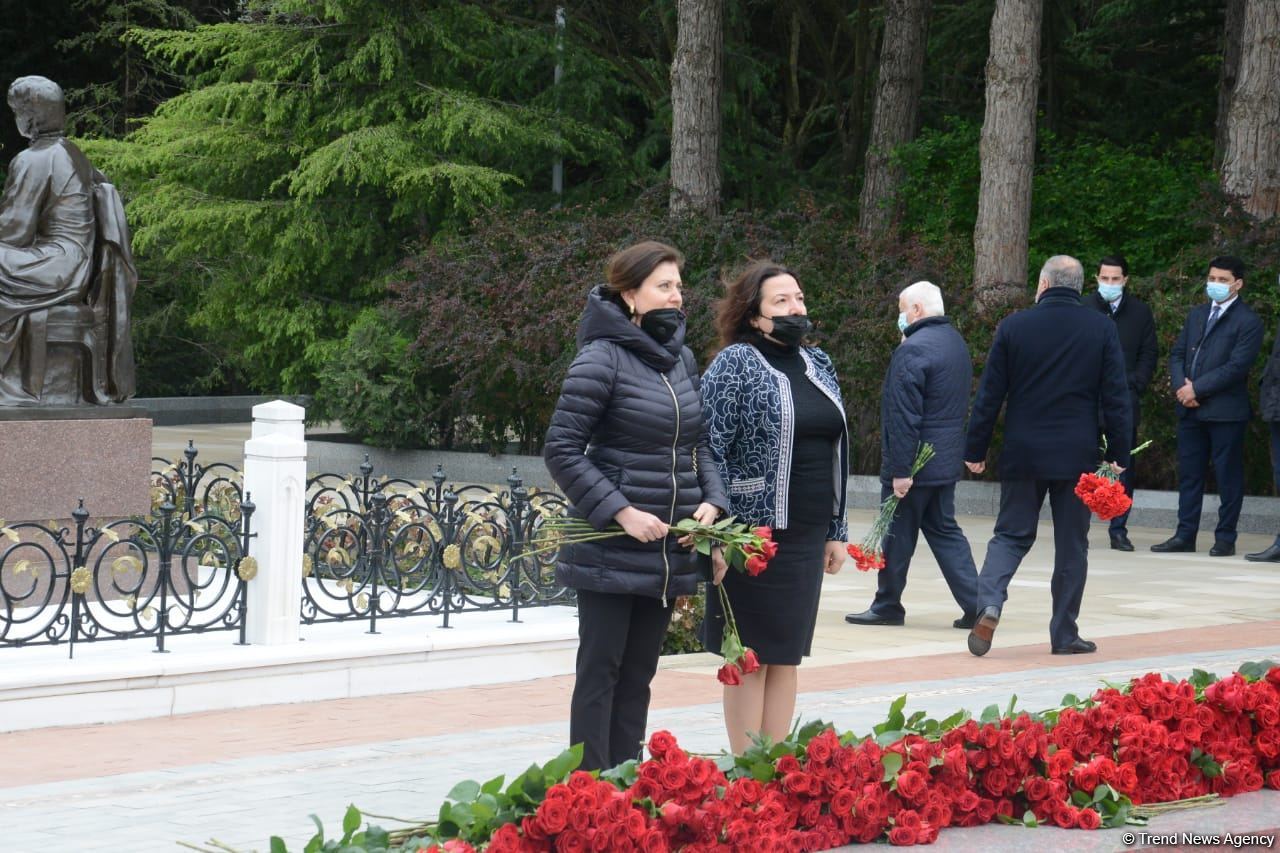 Ölkə ictimaiyyəti Ulu Öndər Heydər Əliyevin məzarını ziyarət edir (FOTO)