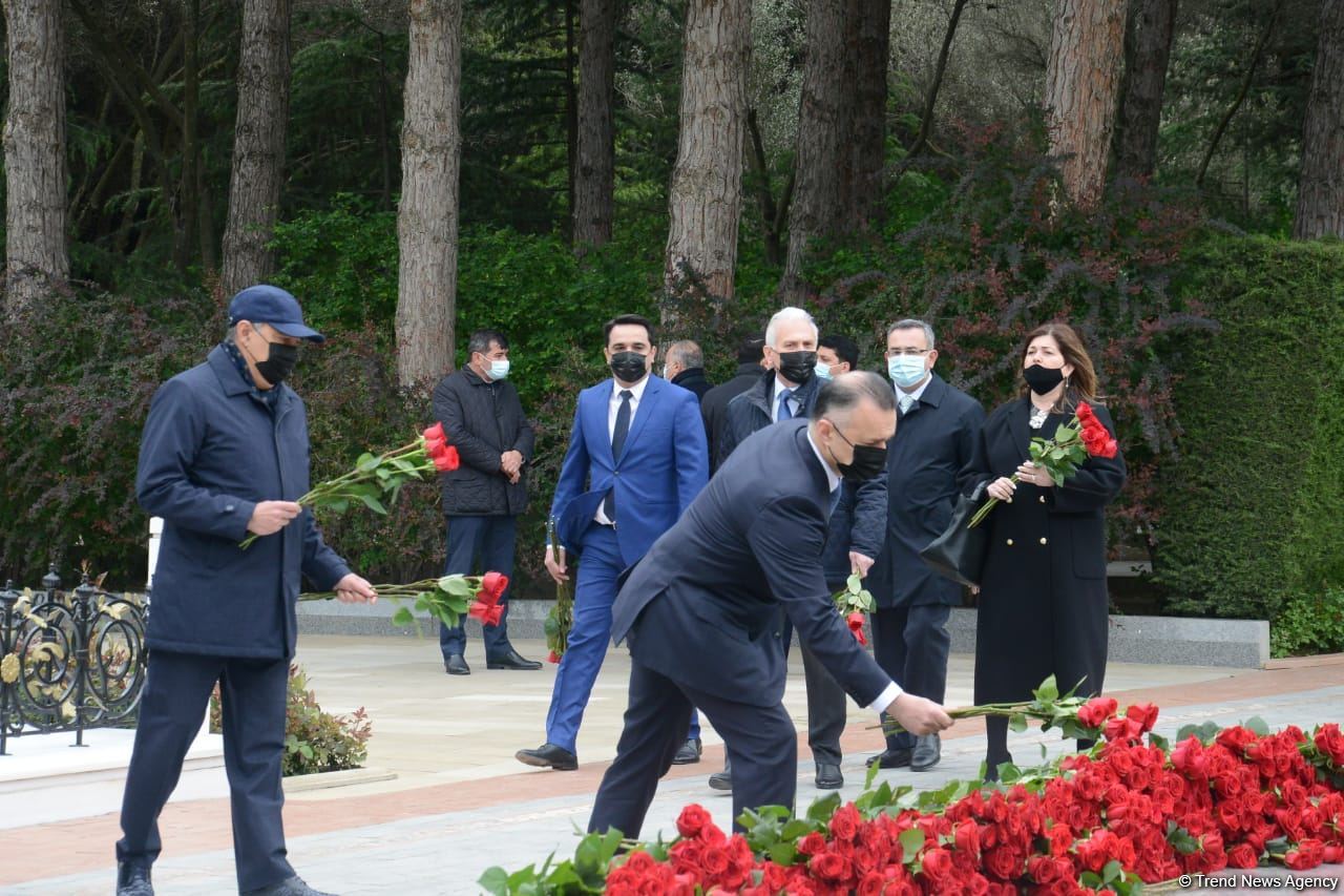Ölkə ictimaiyyəti Ulu Öndər Heydər Əliyevin məzarını ziyarət edir (FOTO)
