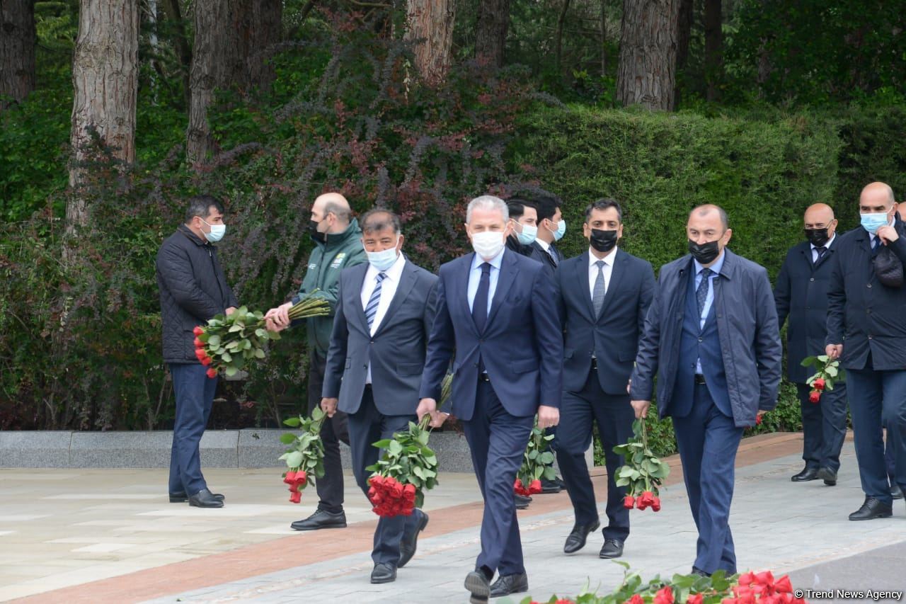Ölkə ictimaiyyəti Ulu Öndər Heydər Əliyevin məzarını ziyarət edir (FOTO)