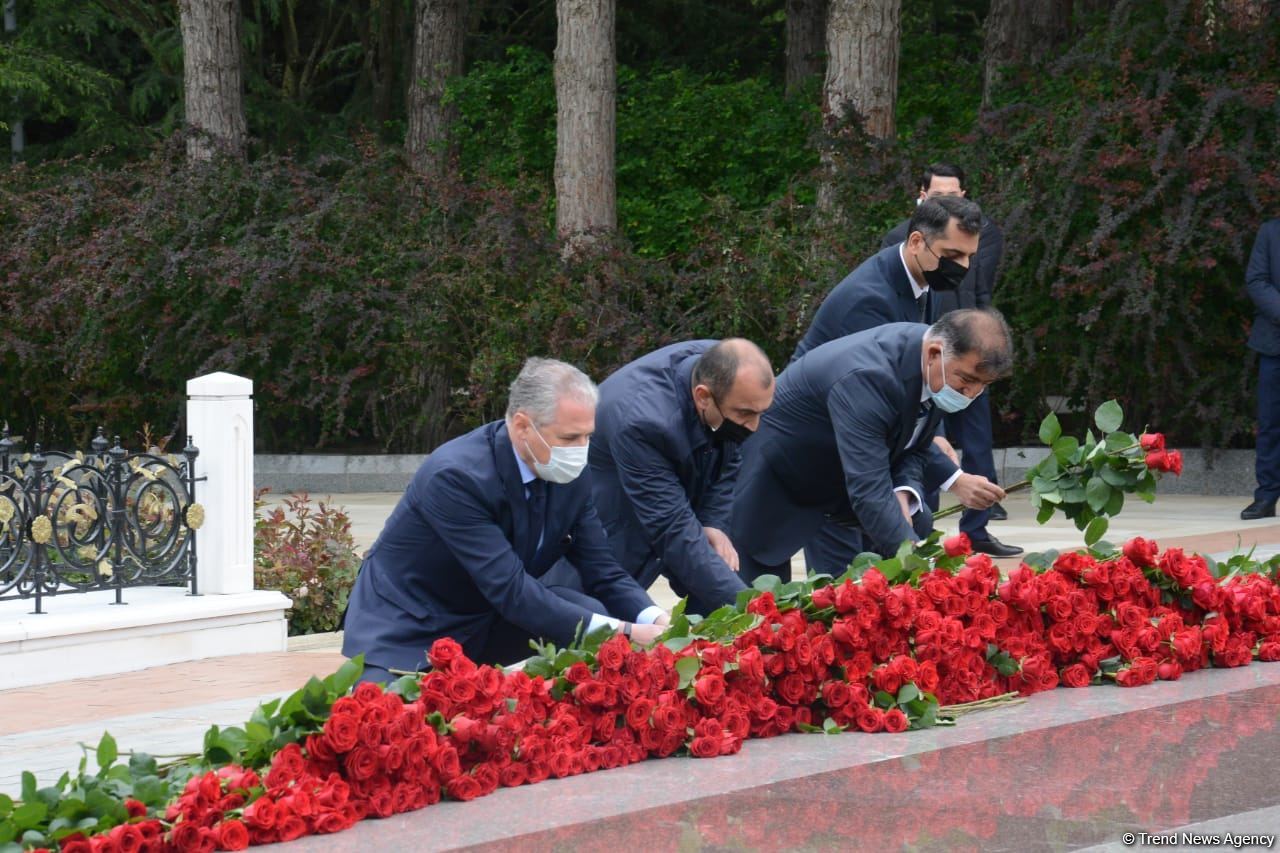 Ölkə ictimaiyyəti Ulu Öndər Heydər Əliyevin məzarını ziyarət edir (FOTO)