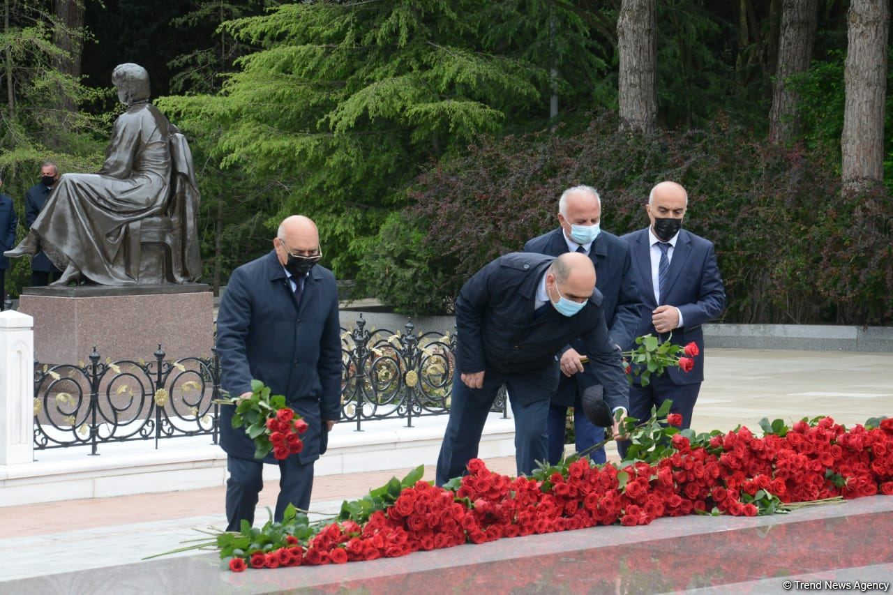 Ölkə ictimaiyyəti Ulu Öndər Heydər Əliyevin məzarını ziyarət edir (FOTO)