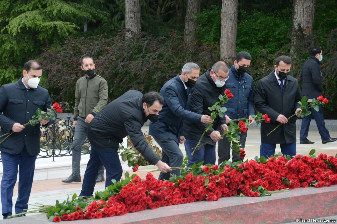 Ölkə ictimaiyyəti Ulu Öndər Heydər Əliyevin məzarını ziyarət edir (FOTO)