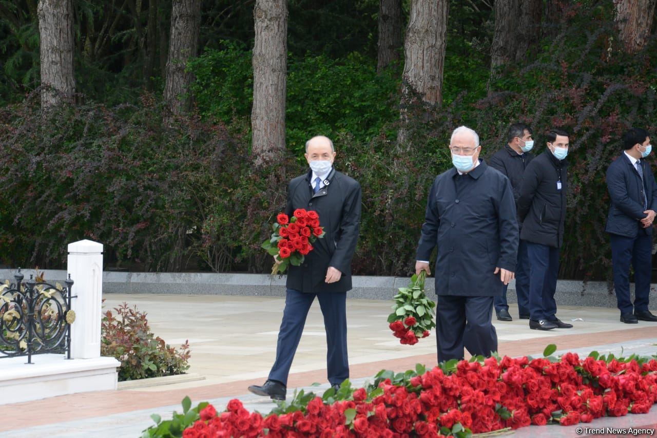 Ölkə ictimaiyyəti Ulu Öndər Heydər Əliyevin məzarını ziyarət edir (FOTO)