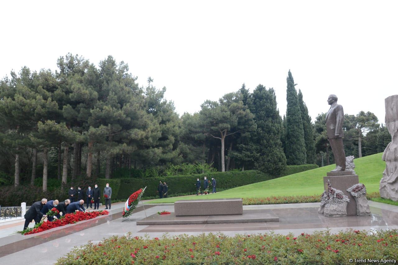 Ölkə ictimaiyyəti Ulu Öndər Heydər Əliyevin məzarını ziyarət edir (FOTO)