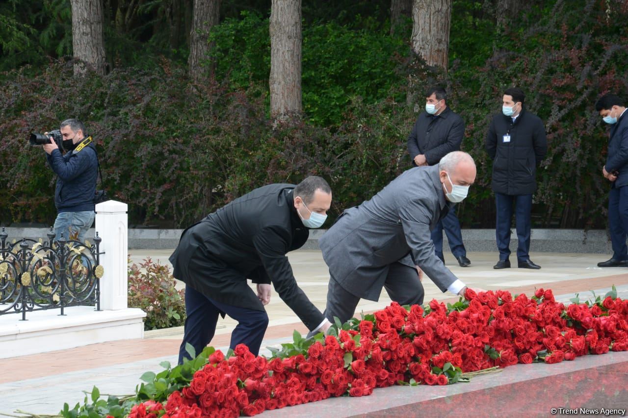 Ölkə ictimaiyyəti Ulu Öndər Heydər Əliyevin məzarını ziyarət edir (FOTO)