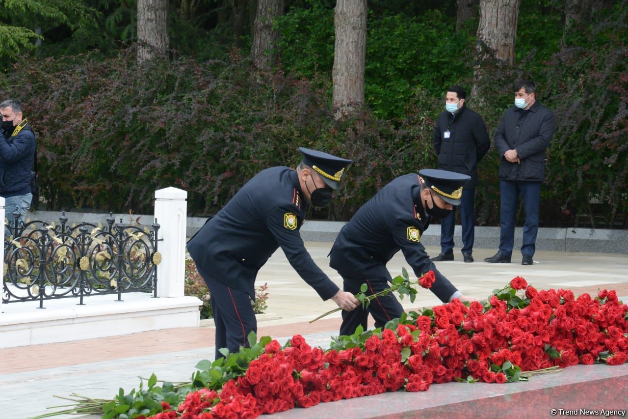 Ölkə ictimaiyyəti Ulu Öndər Heydər Əliyevin məzarını ziyarət edir (FOTO)